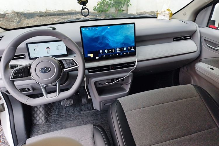 Used Ruichi R5 2025 Model, Passenger Smart Charging Edition, Beyond Type II Center Console