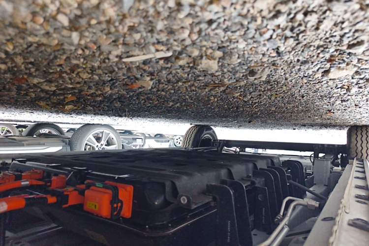 Used Ruichi R5 2025 Model, Passenger Smart Charging Edition, Beyond Type II Chassis Front Right