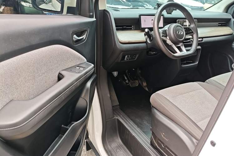 Used Ruichi R5 2025 Model Passenger Vehicle Smart Driving Ultra-Charging Edition, Pioneer Type I Driver Seat