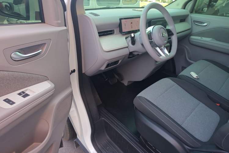 Used Ruichi R5 2025 Model Passenger Vehicle Smart Driving Ultra-Charging Edition, Pioneer Type I Driver Seat