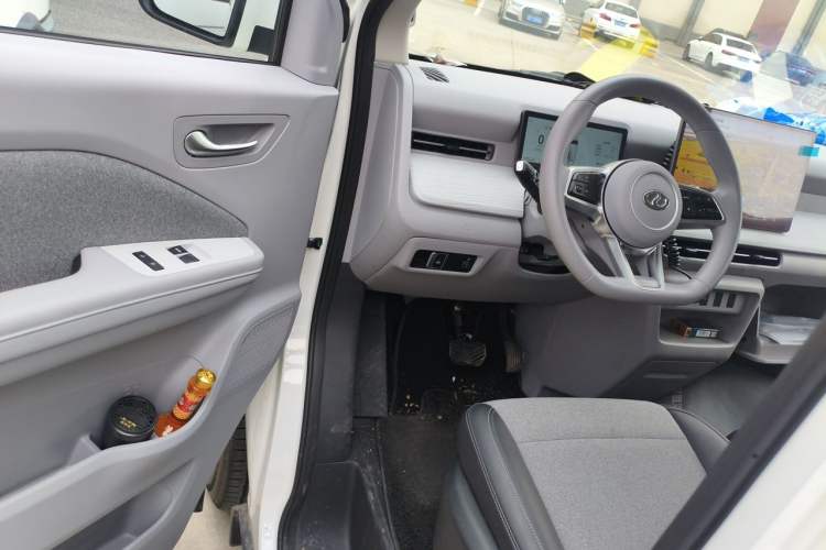 Used Ruichi R5 2025 Model, Passenger Smart Charging Edition, Beyond Type II Driver Seat