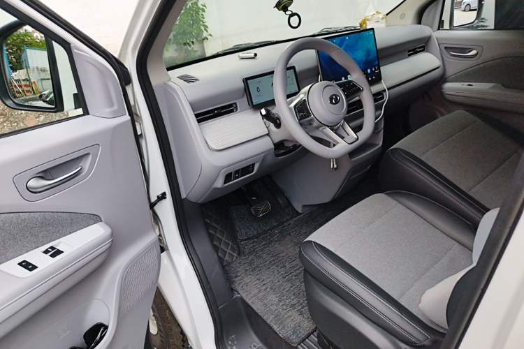 Used Ruichi R5 2025 Model, Passenger Smart Charging Edition, Beyond Type II Driver Seat