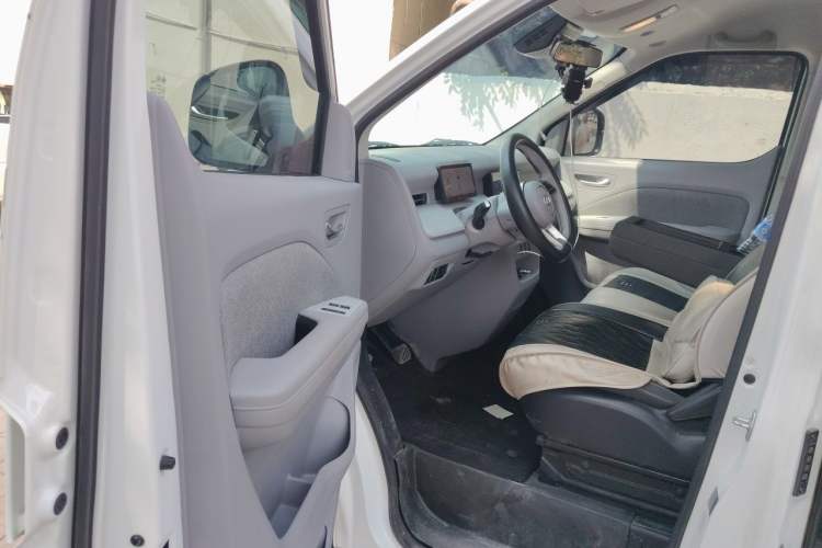 Used Ruichi R5 2025 Model, Passenger Smart Charging Edition, Pioneer Type II Driver Seat