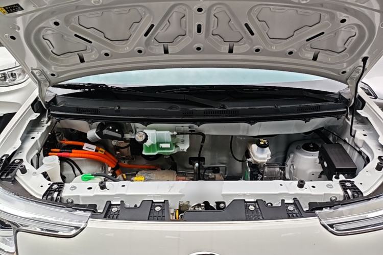 Used Ruichi R5 2025 Model Passenger Vehicle Smart Driving Ultra-Charging Edition, Pioneer Type I Engine Bay