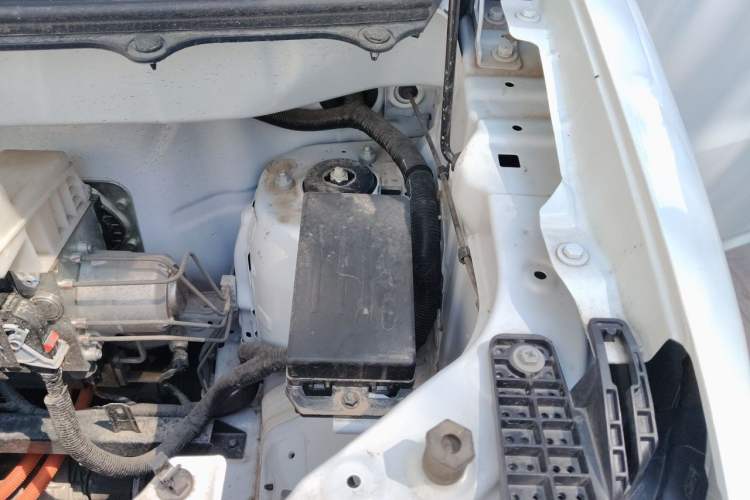Used Ruichi R5 2025 Model, Passenger Smart Charging Edition, Pioneer Type II Engine Bay Left