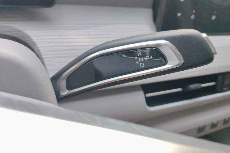 Used Ruichi R5 2025 Model, Passenger Smart Charging Edition, Pioneer Type II Gear Lever