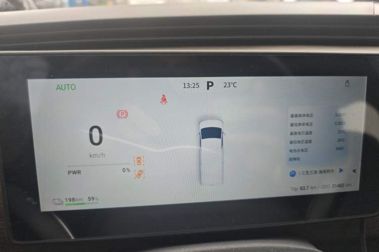 Used Ruichi R5 2025 Model Passenger Vehicle Smart Driving Ultra-Charging Edition, Pioneer Type I Instrument Cluster