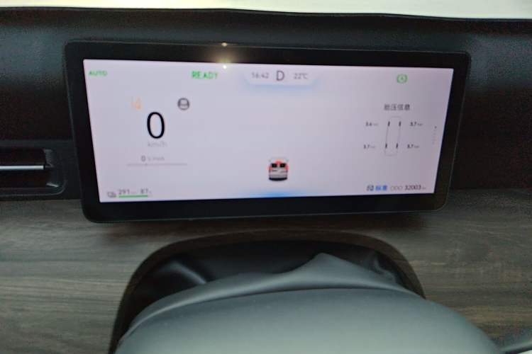 Used Ruichi R5 2025 Model Passenger Vehicle Smart Driving Ultra-Charging Edition, Pioneer Type I Instrument Cluster