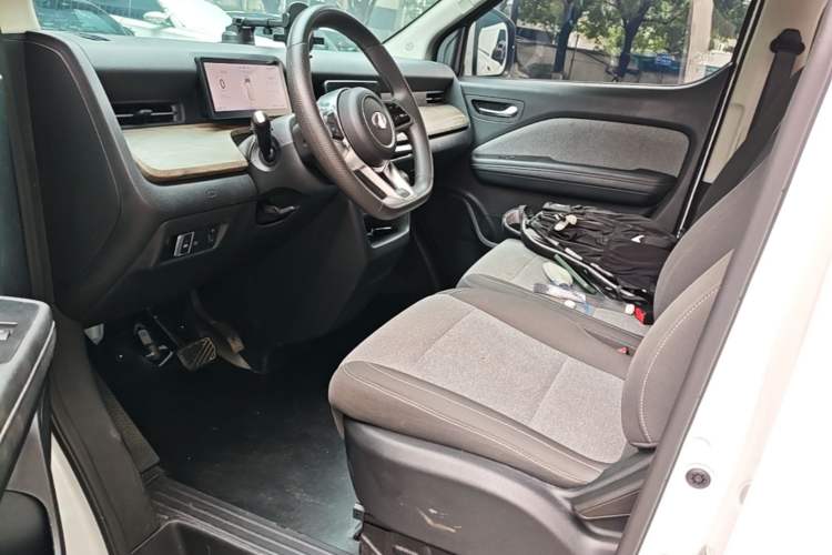 Used Ruichi R5 2025 Model Passenger Vehicle Smart Driving Ultra-Charging Edition, Pioneer Type I Left Front Seat