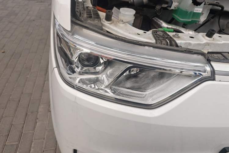 Used Ruichi R5 2025 Model Passenger Vehicle Smart Driving Ultra-Charging Edition, Pioneer Type I Right Front Headlight