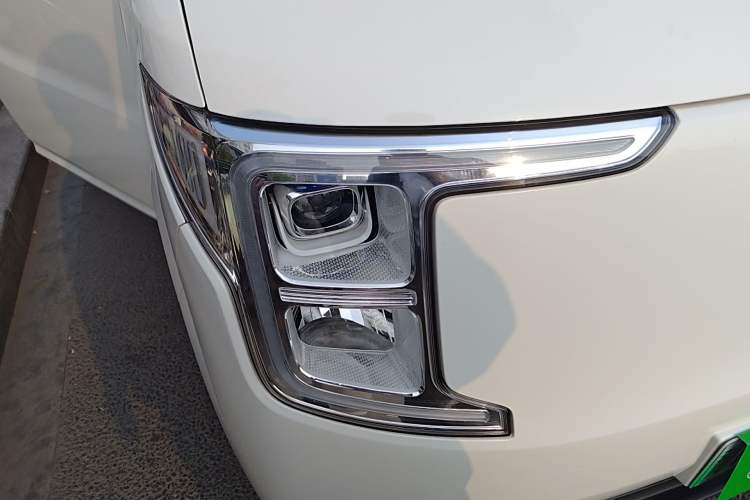 Used Ruichi R5 2025 Model Passenger Vehicle Smart Driving Ultra-Charging Edition, Pioneer Type I Right Front Headlight