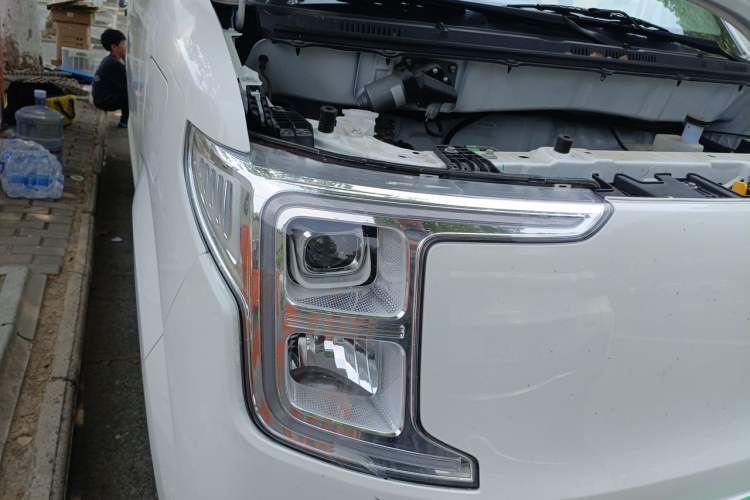 Used Ruichi R5 2025 Model Passenger Vehicle Smart Driving Edition, Pioneer Type I Right Front Headlight