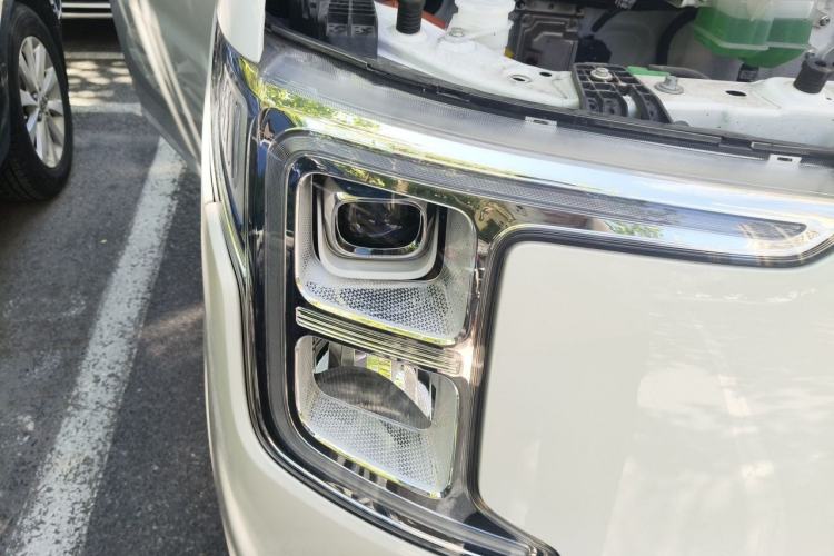 Used Ruichi R5 2025 Model Passenger Vehicle Smart Driving Ultra-Charging Edition, Pioneer Type I Right Front Headlight