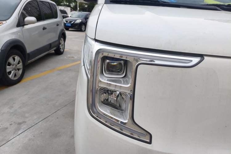 Used Ruichi R5 2025 Model, Passenger Smart Charging Edition, Beyond Type II Right Front Headlight