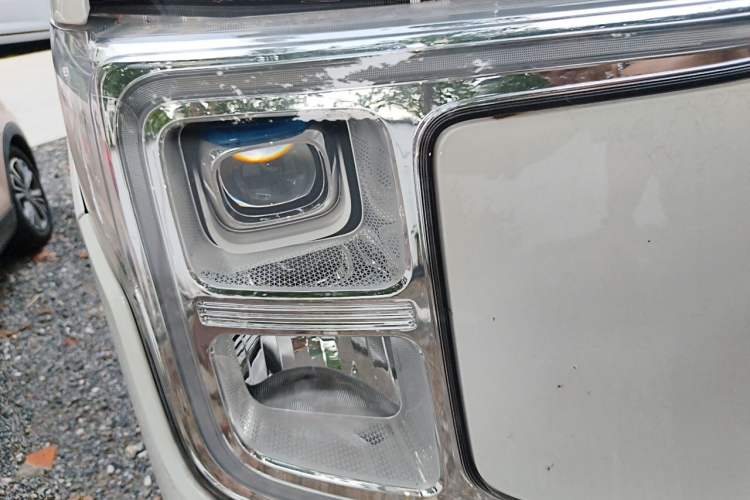 Used Ruichi R5 2025 Model, Passenger Smart Charging Edition, Beyond Type II Right Front Headlight