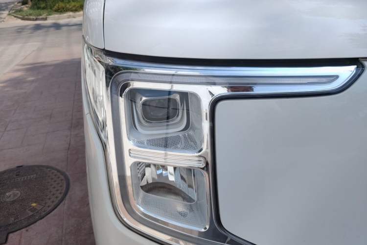 Used Ruichi R5 2025 Model, Passenger Smart Charging Edition, Pioneer Type II Right Front Headlight