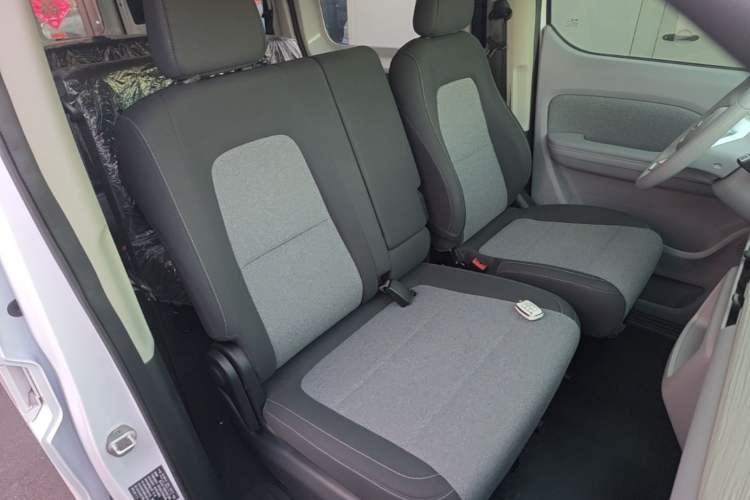 Used Ruichi R5 2025 Model Passenger Vehicle Smart Driving Ultra-Charging Edition, Pioneer Type I Right Front Seat
