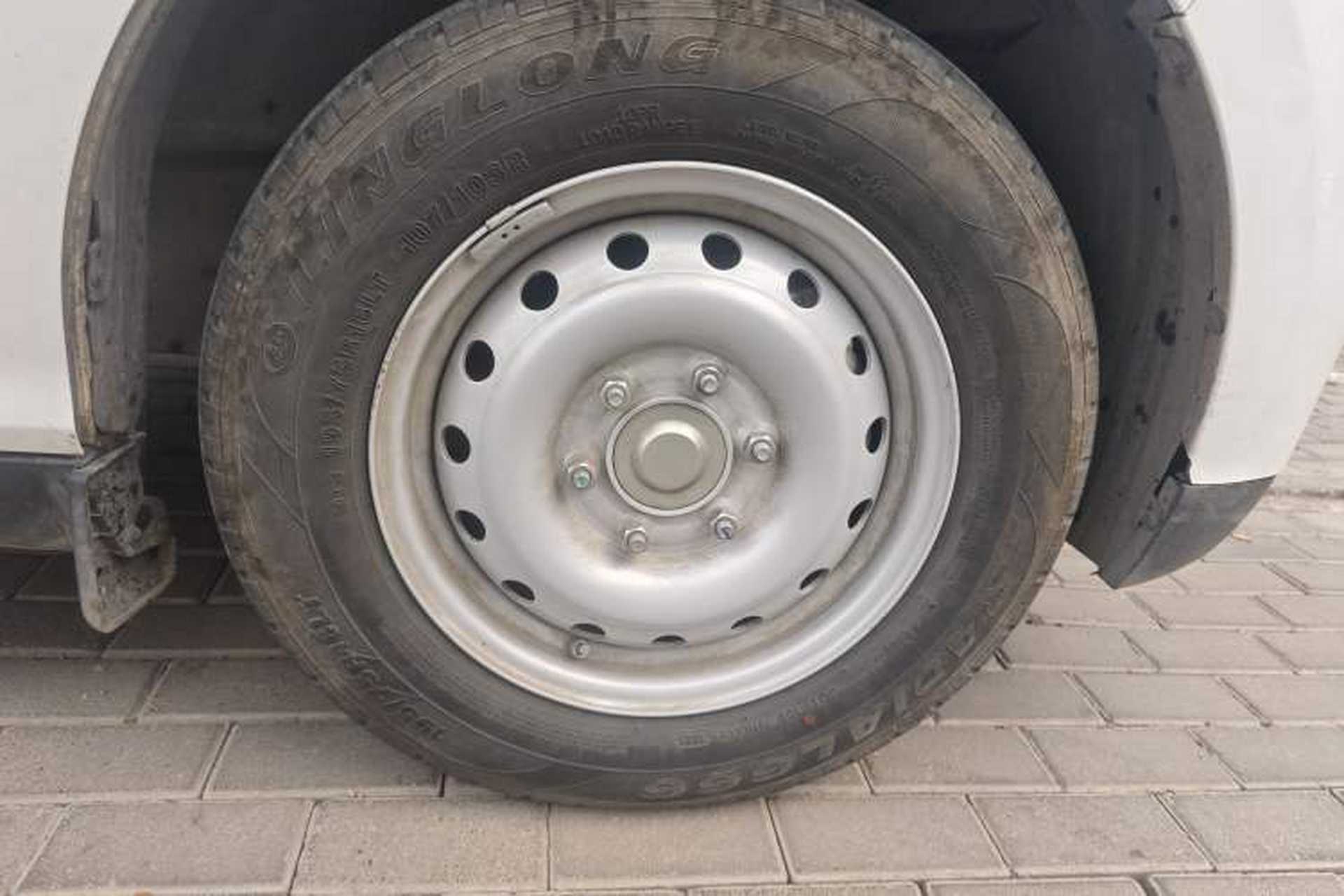 Used Ruichi R5 2025 Model Passenger Vehicle Smart Driving Ultra-Charging Edition, Pioneer Type I Right Front Wheel Hub