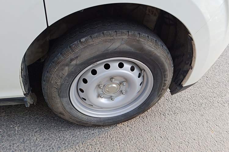 Used Ruichi R5 2025 Model Passenger Vehicle Smart Driving Ultra-Charging Edition, Pioneer Type I Right Front Wheel Hub