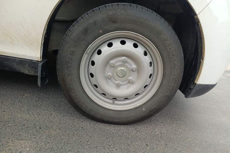 Used Ruichi R5 2025 Model Passenger Vehicle Smart Driving Edition, Pioneer Type I Right Front Wheel Hub