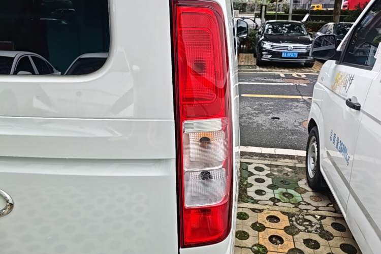 Used Ruichi R5 2025 Model Passenger Vehicle Smart Driving Ultra-Charging Edition, Pioneer Type I Right Rear Taillight