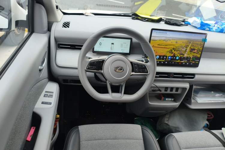 Used Ruichi R5 2025 Model, Passenger Smart Charging Edition, Beyond Type II Steering Wheel
