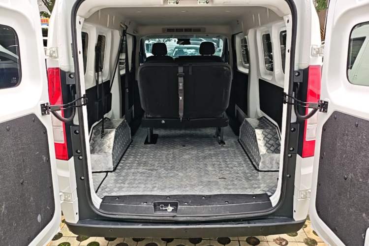 Used Ruichi R5 2025 Model Passenger Vehicle Smart Driving Ultra-Charging Edition, Pioneer Type I Trunk