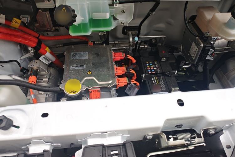 Used Ruichi R5 2026 Model Commercial Smart Charging Ultra-Advanced Version Superior Type I 6-seater Engine Bay