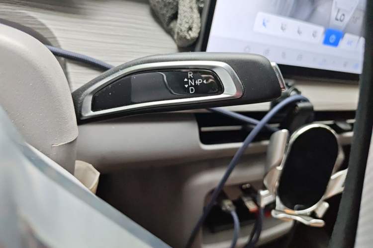 Used Ruichi R5 2026 Model, Passenger Smart Charging Edition, Beyond Type I, 6 Seats Gear Lever