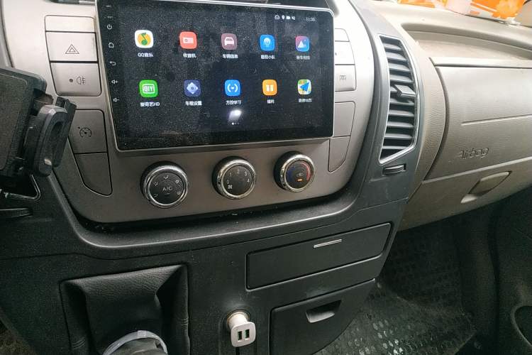 Used SAIC MAXUS 2011 2.5T Short Wheelbase Mid-Height Zunjie Edition Audio And AC Panel