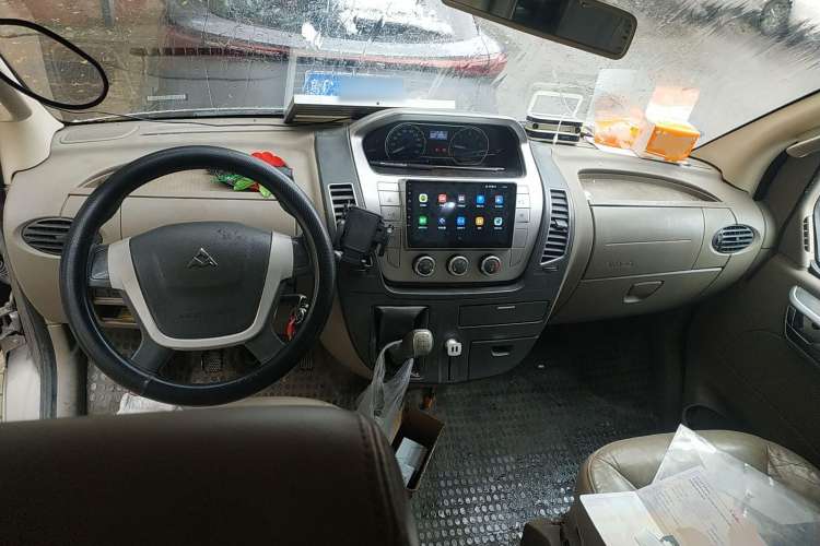 Used SAIC MAXUS 2011 2.5T Short Wheelbase Mid-Height Zunjie Edition Center Console