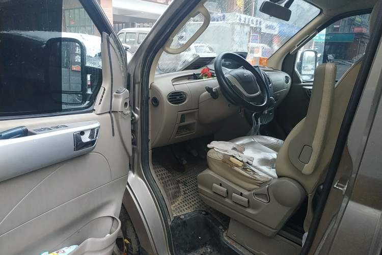 Used SAIC MAXUS 2011 2.5T Short Wheelbase Mid-Height Zunjie Edition Driver Seat