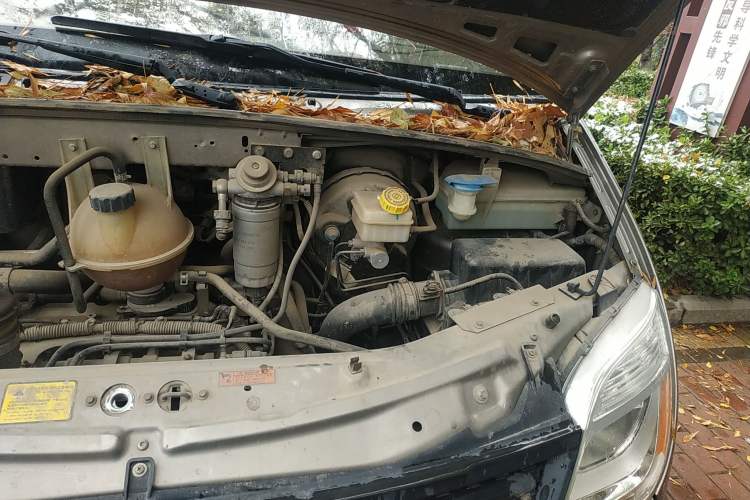 Used SAIC MAXUS 2011 2.5T Short Wheelbase Mid-Height Zunjie Edition Engine Bay Left