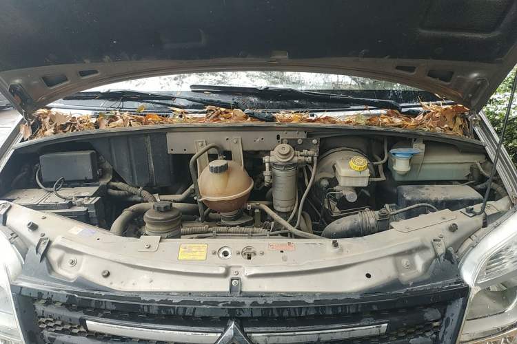 Used SAIC MAXUS 2011 2.5T Short Wheelbase Mid-Height Zunjie Edition Engine Bay