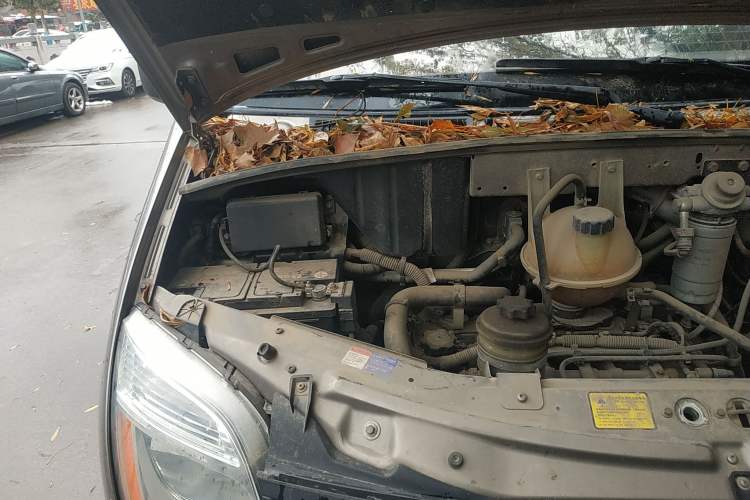 Used SAIC MAXUS 2011 2.5T Short Wheelbase Mid-Height Zunjie Edition Engine Bay Right