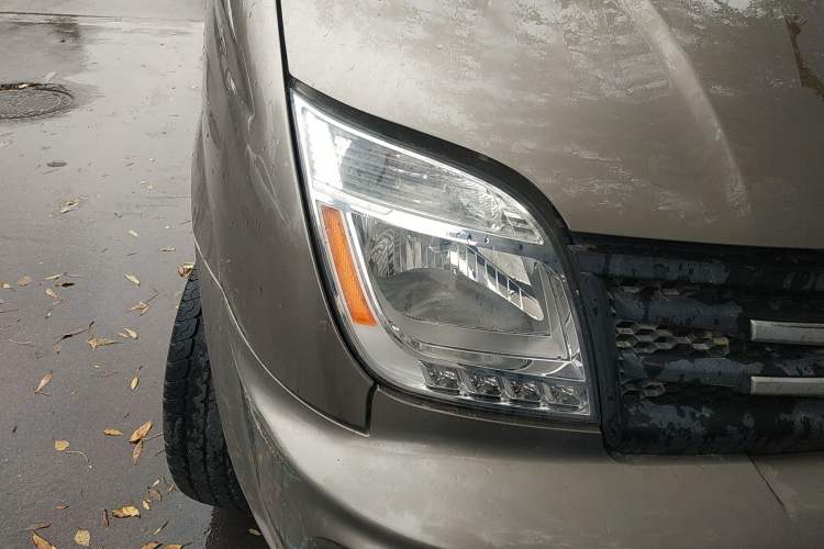 Used SAIC MAXUS 2011 2.5T Short Wheelbase Mid-Height Zunjie Edition Right Front Headlight