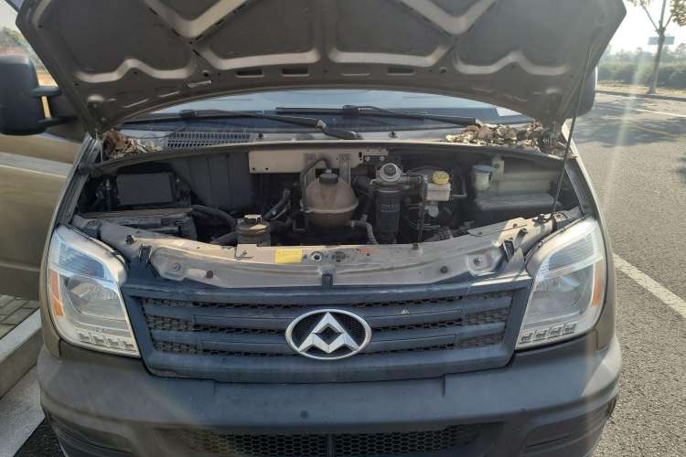 Used SAIC MAXUS 2014 2.5T Aotuntong Short Wheelbase Mid-Roof Model Engine Bay