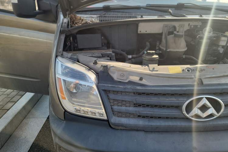 Used SAIC MAXUS 2014 2.5T Aotuntong Short Wheelbase Mid-Roof Model Engine Bay Right