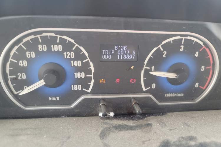 Used SAIC MAXUS 2014 2.5T Aotuntong Short Wheelbase Mid-Roof Model Odometer Close Up