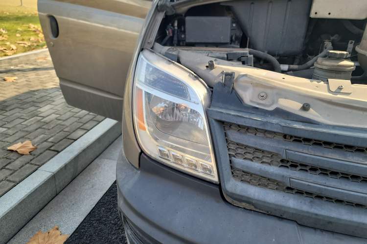 Used SAIC MAXUS 2014 2.5T Aotuntong Short Wheelbase Mid-Roof Model Right Front Headlight
