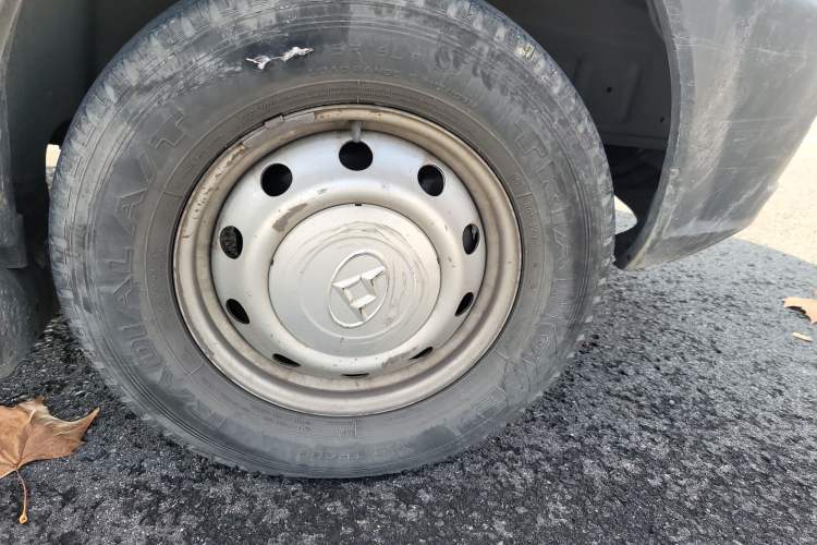Used SAIC MAXUS 2014 2.5T Aotuntong Short Wheelbase Mid-Roof Model Right Front Wheel Hub