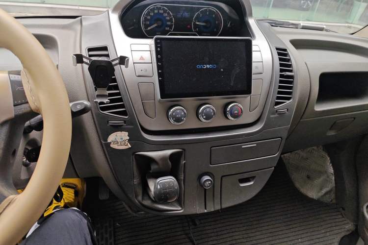Used SAIC MAXUS 2014 2.5T Aotuntong Short Wheelbase Mid-Roof Model Audio And AC Panel