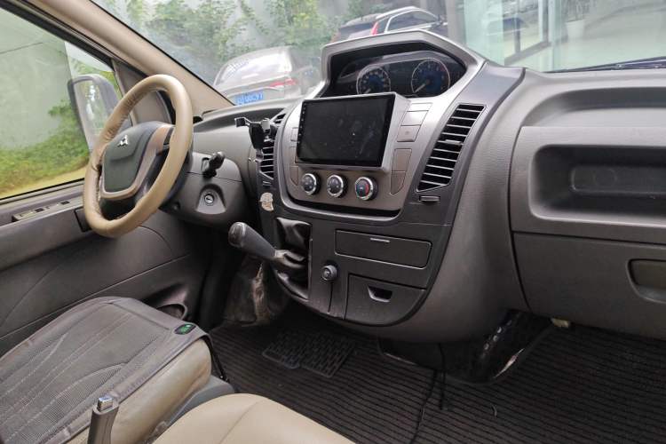 Used SAIC MAXUS 2014 2.5T Aotuntong Short Wheelbase Mid-Roof Model Center Console
