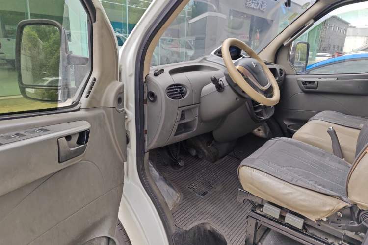 Used SAIC MAXUS 2014 2.5T Aotuntong Short Wheelbase Mid-Roof Model Driver Seat