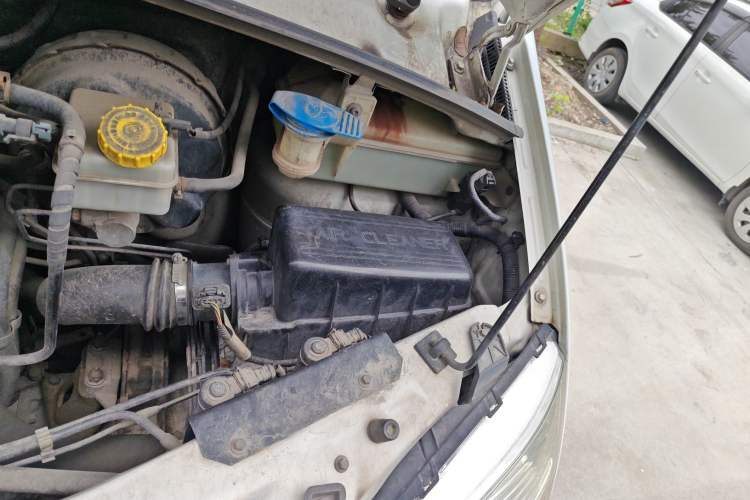 Used SAIC MAXUS 2014 2.5T Aotuntong Short Wheelbase Mid-Roof Model Engine Bay Left