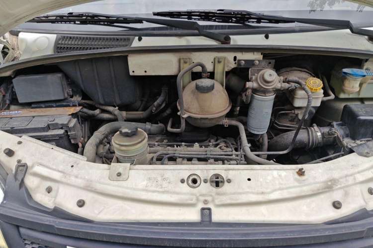Used SAIC MAXUS 2014 2.5T Aotuntong Short Wheelbase Mid-Roof Model Engine Bay