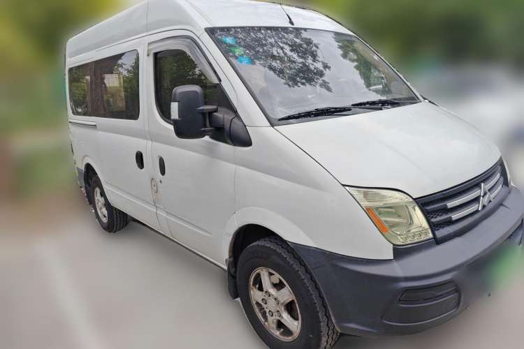 Used SAIC MAXUS 2014 2.5T Aotuntong Short Wheelbase Mid-Roof Model Front Right 45 Deg