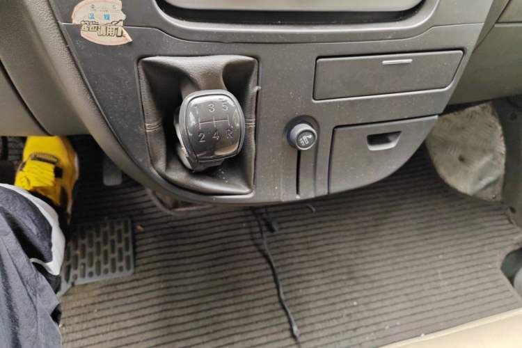 Used SAIC MAXUS 2014 2.5T Aotuntong Short Wheelbase Mid-Roof Model Gear Lever