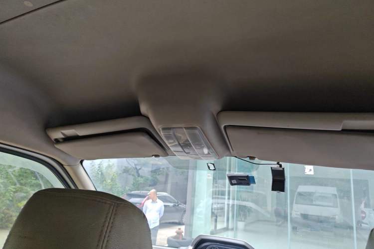 Used SAIC MAXUS 2014 2.5T Aotuntong Short Wheelbase Mid-Roof Model Headliner