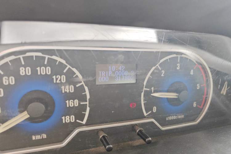 Used SAIC MAXUS 2014 2.5T Aotuntong Short Wheelbase Mid-Roof Model Odometer Close Up